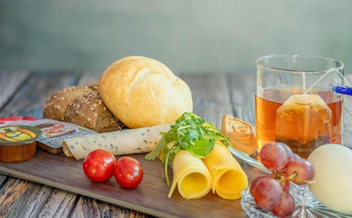 Unieke Bed En Breakfast Met Historisch Verhaal In Ferwert Ferwerd Bagian luar foto